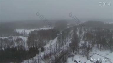 空中观俄罗斯冰冻森林在冬季附近的村庄在乡村侧，<strong>雪天</strong>，暴风雪